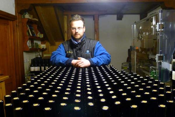 Marko Grežinić u vinogradu