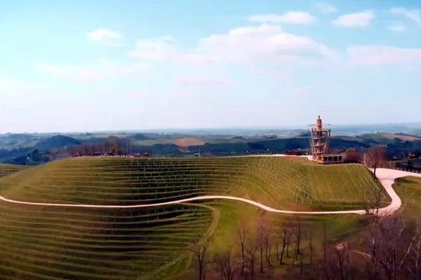 vinograd s vinarijom na brijegu 