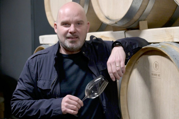 u podrumu sa čašom vina